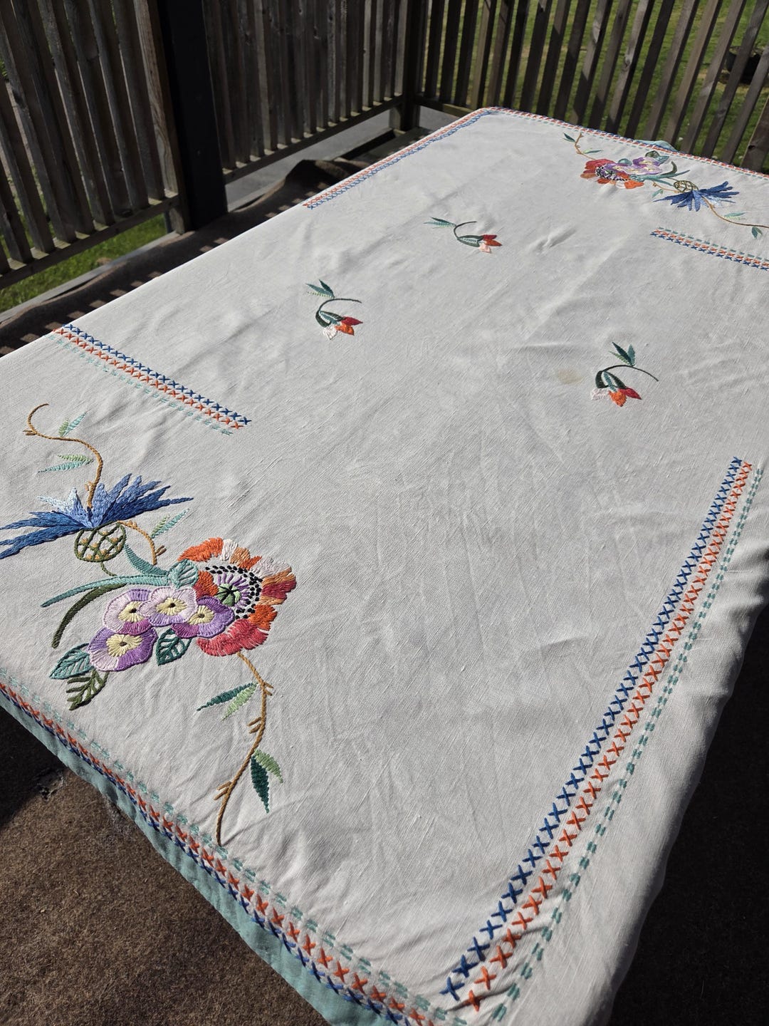 ヴィンテージ刺繍リネンテーブルクロス：レトロな花柄コテージコア
