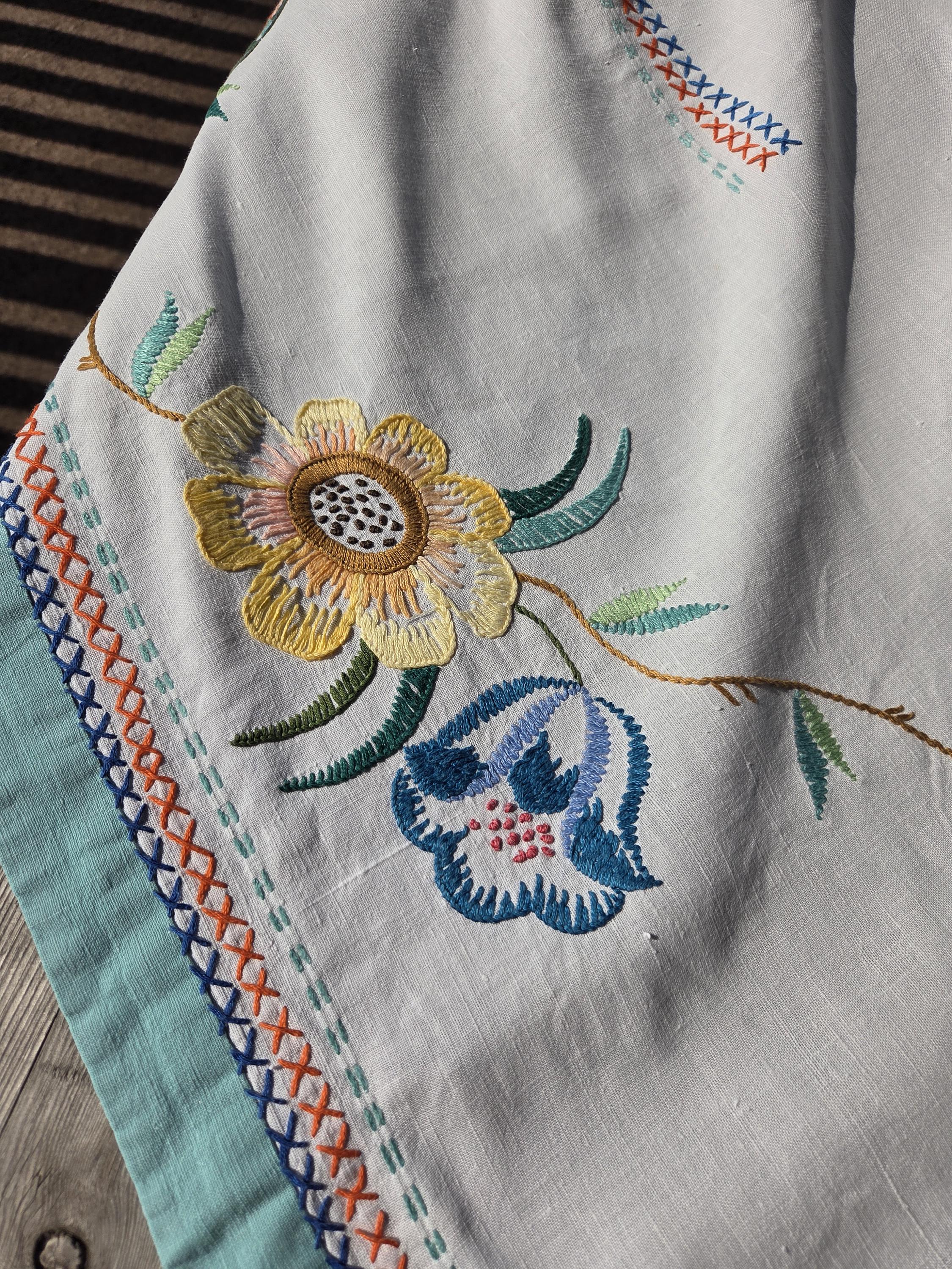 ヴィンテージ刺繍リネンテーブルクロス：レトロな花柄コテージコア