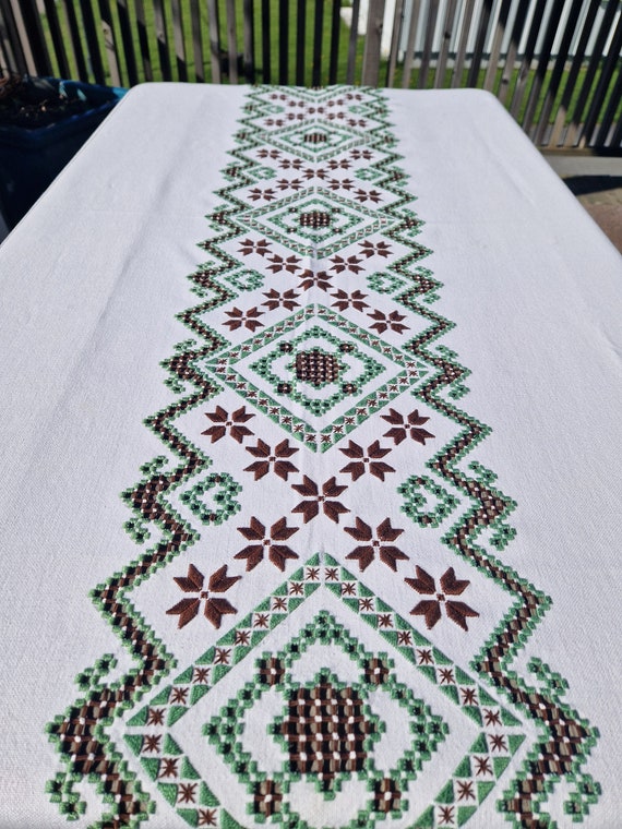 ヴィンテージ ハーダンガー刺繍テーブルクロス：ノルウェーの民芸品