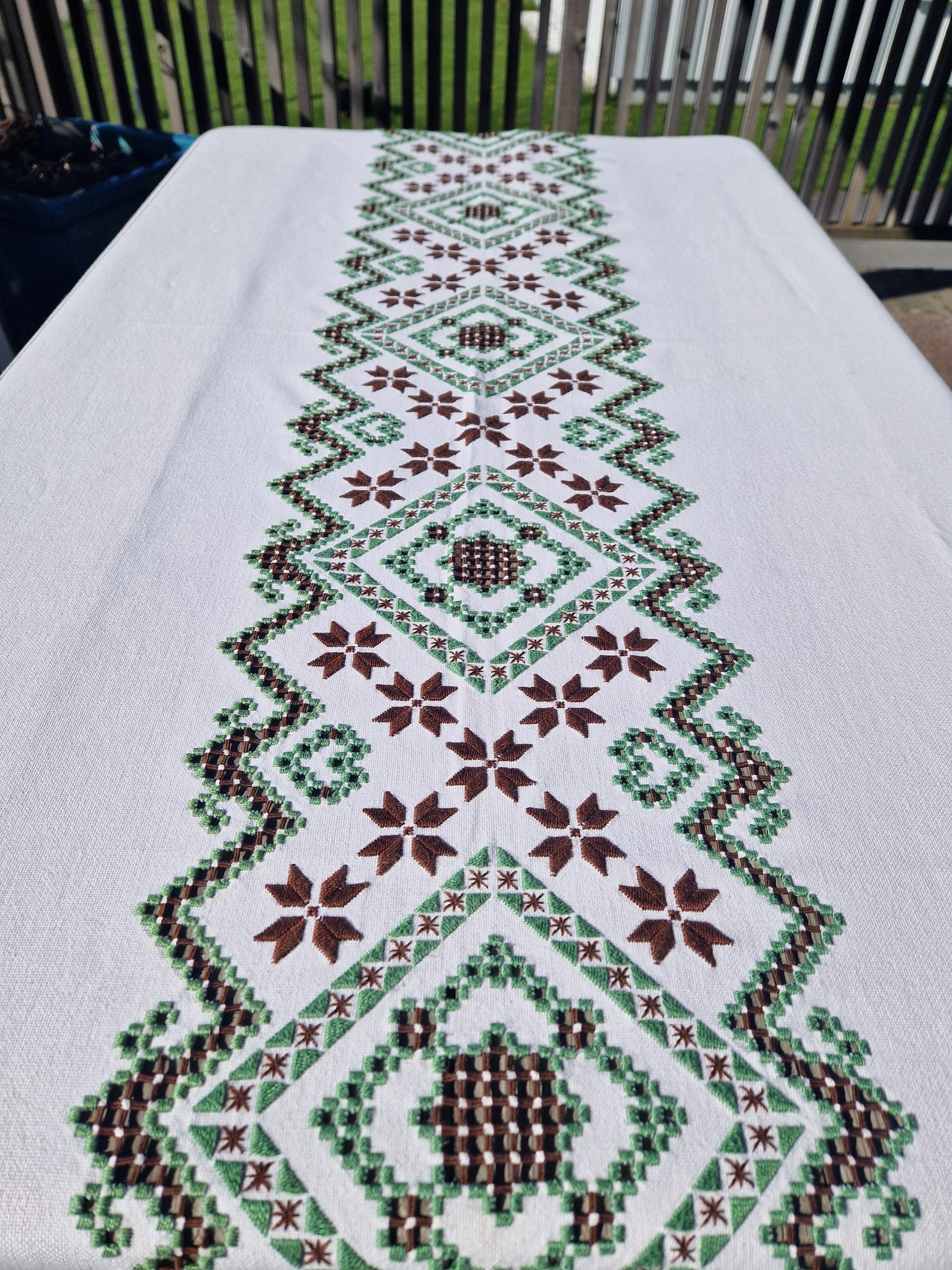 ヴィンテージ ハーダンガー刺繍テーブルクロス：ノルウェーの民芸品