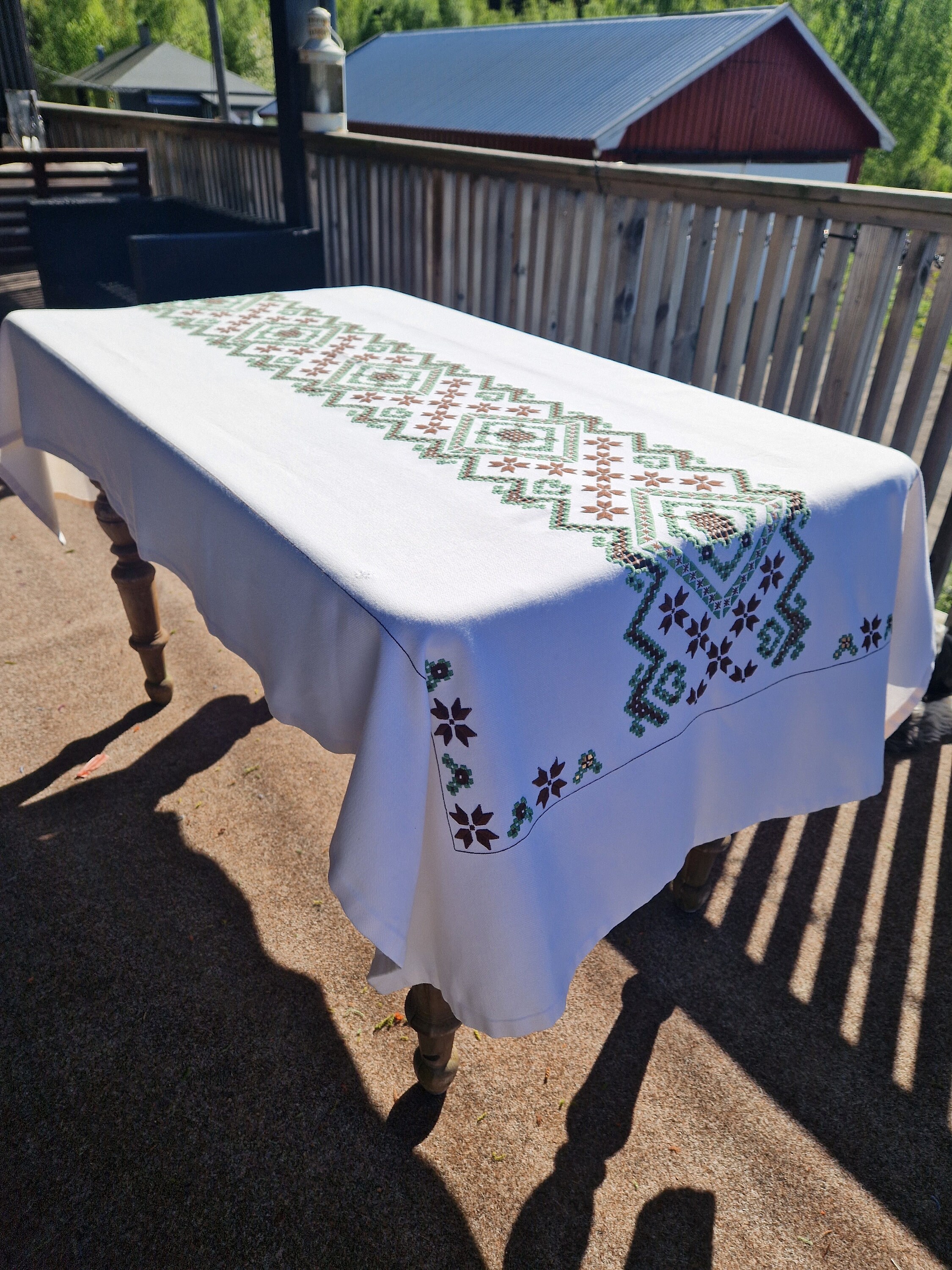 ヴィンテージ ハーダンガー刺繍テーブルクロス：ノルウェーの民芸品