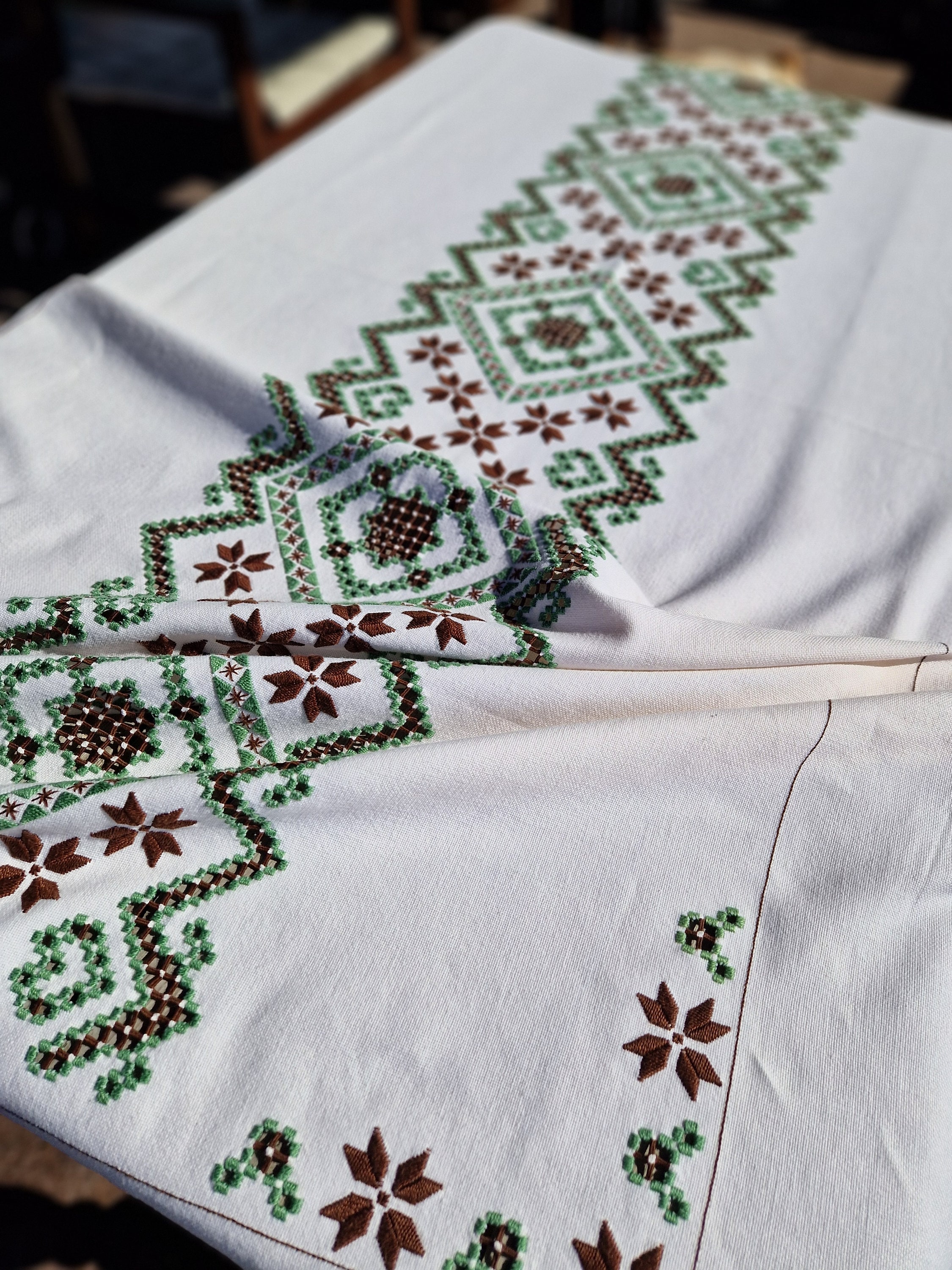 ヴィンテージ ハーダンガー刺繍テーブルクロス：ノルウェーの民芸品