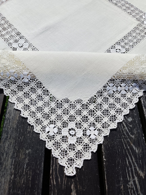 B北欧ヴィンテージ丁寧なニードルワークが施されたリネンのテーブル