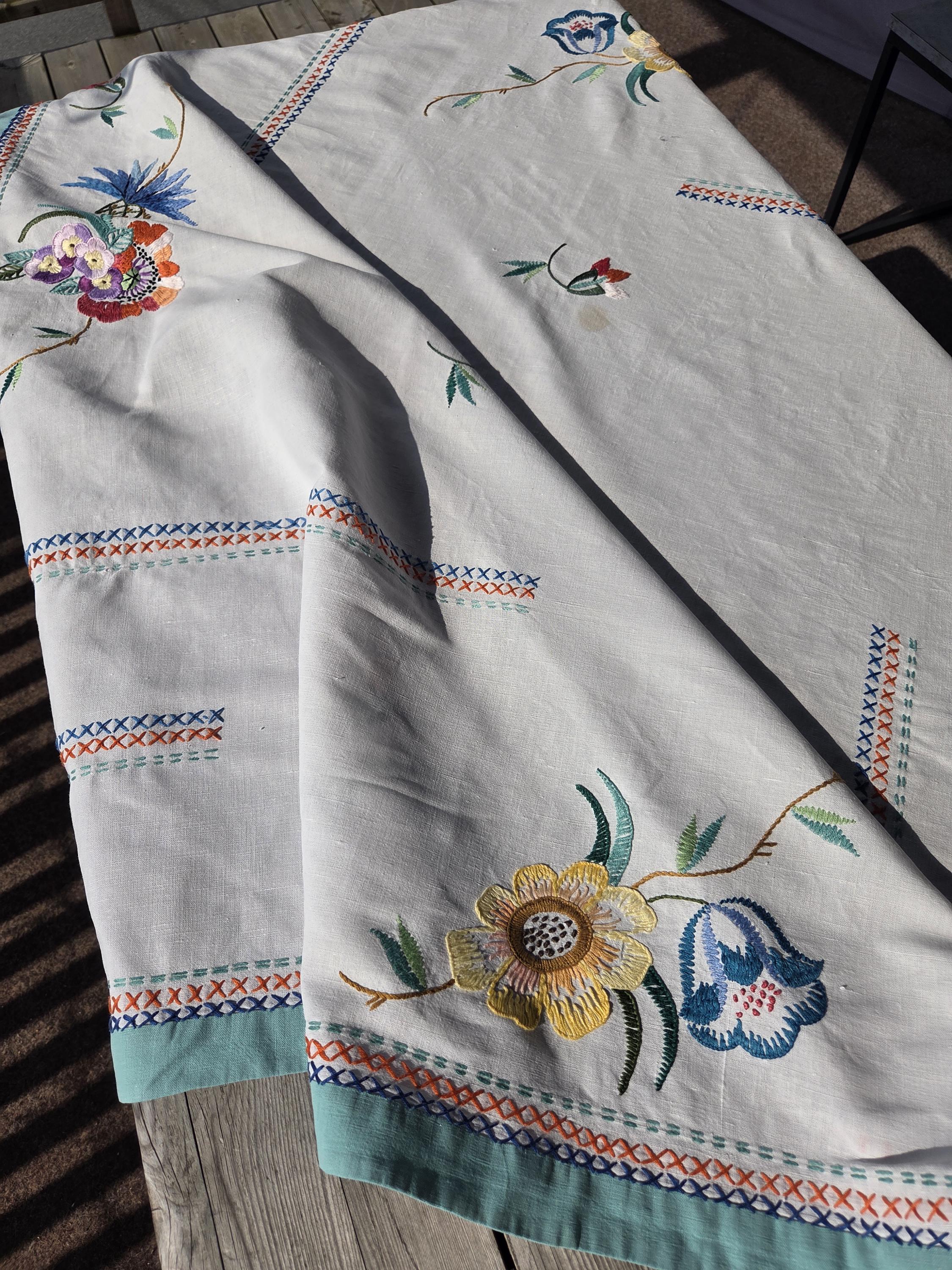 ヴィンテージ刺繍リネンテーブルクロス：レトロな花柄コテージコア