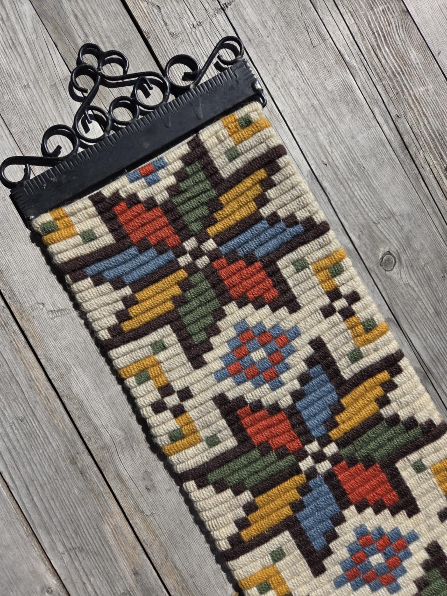 Tapisserie murale d'art folklorique norvégien - Broderie en forme de cloche scandinave en laine brun-rouge - France