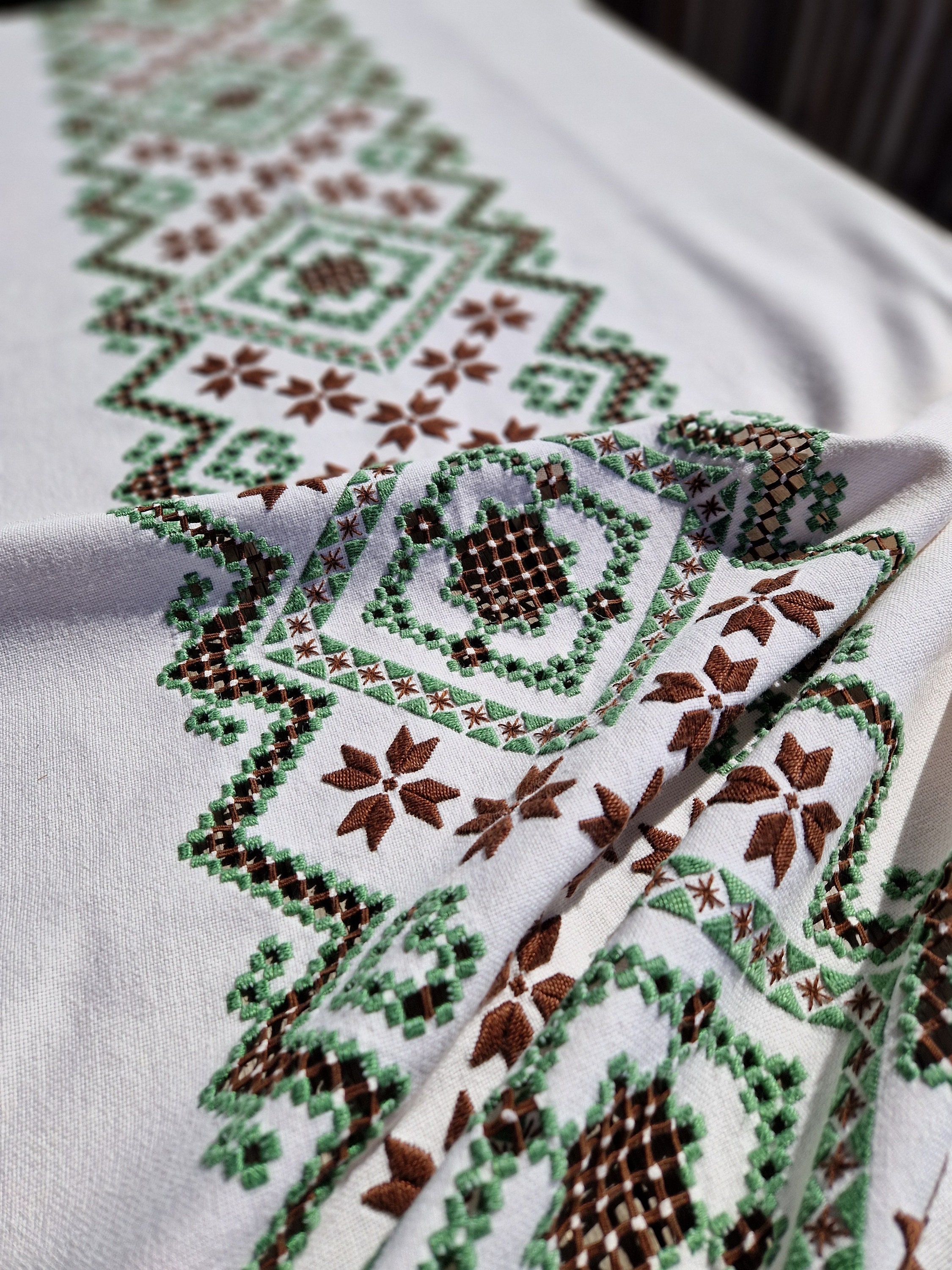 ヴィンテージ ハーダンガー刺繍テーブルクロス：ノルウェーの民芸品