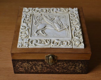 Boîte à thé 4 compartiments amovibles style gothique, animal fantastique griffon. Bois et plâtre dur imitation ivoire