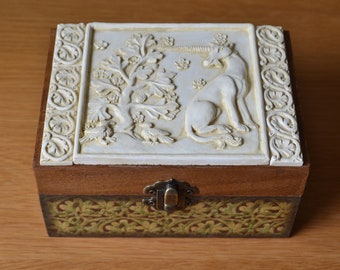 Coffret rectangular avec bajo relieve gótico représentant une licorne assise près d'un arbre et rinceaux