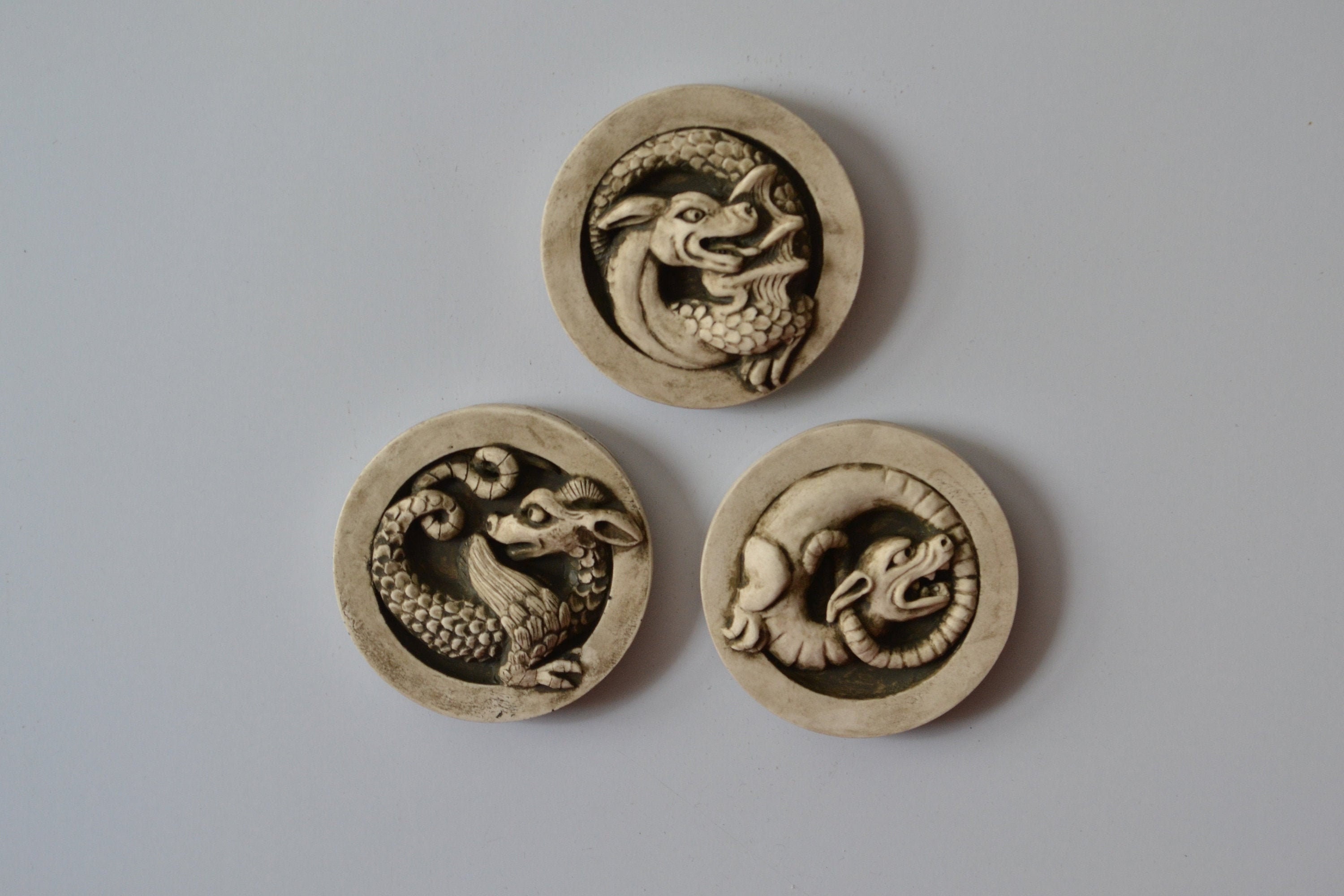 Magnets Bas Relief Dragons en Plâtre Dur