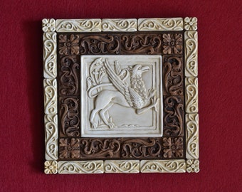 Griffon gothique entouré de rinceaux - décor mural miniature en bas relief couleur ivoire