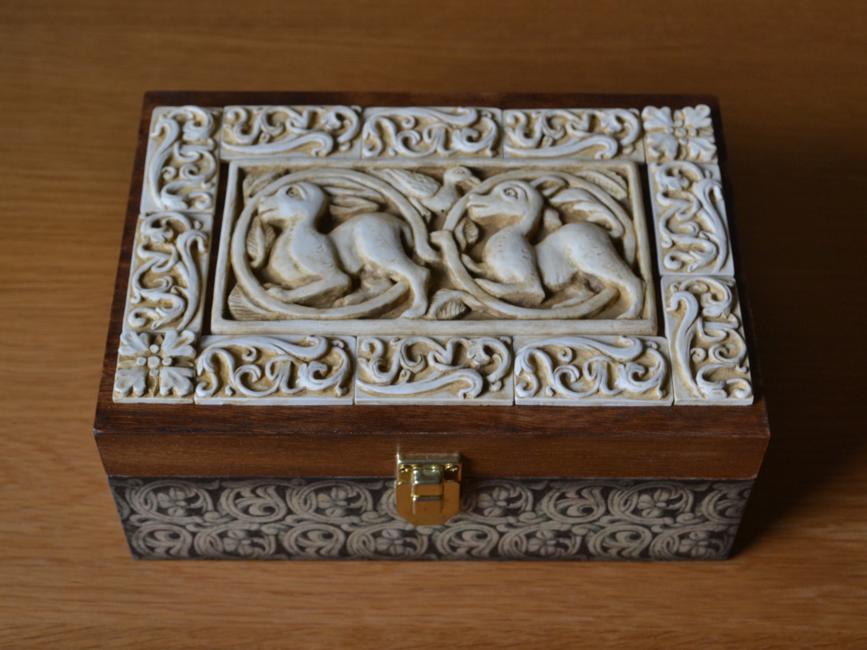 Boîte à Thé, 4 Compartiments Style Médiéval Ornée d'un Décor en Bas Relief Représentant Un Lapin et 