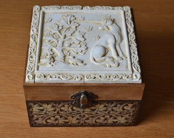Boîte à bijoux carrée avec décoration médiévale inspirée d'un détail de l'oeuvre "La Dame à la Licorne"