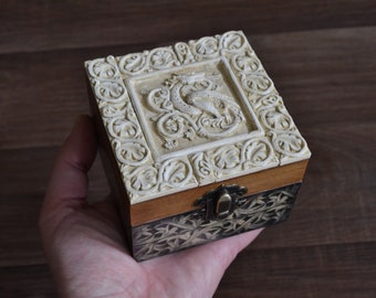 Petite boîte à bijoux carrée avec un dragon médiéval en bas relief