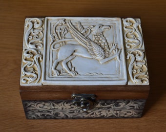 Boîte à bijoux ou boîte à thé médiévale ornée d'un griffon en bas relief imitation ivoire sculpté