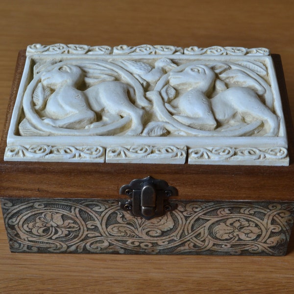 Petit coffret en bois de style médiéval avec couvercle en bas relief lapin et petit chien