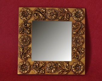 Miroir doré gothique à motifs en bas relief de feuillages et de fleurs style moyen âge