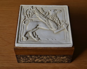 Petite boîte à bijoux style gothique ornée d'un griffon en bas relief. Bois et plâtre imitation ivoire