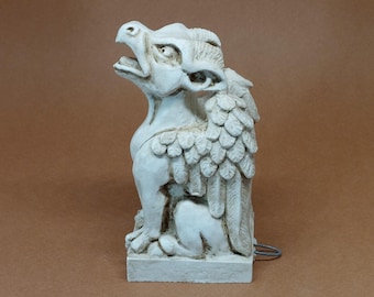 Theobald la mini gargouille - petite gargouille très détaillée avec bec et ailes d'aigle, inspirée d'une gargouille de Nuremberg.