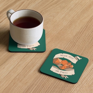 Peut inclure: Deux dessous de verre carrés avec un fond vert d'eau et une bannière blanche avec l'inscription "THE PARTY". L'un des dessous de verre porte une tasse de thé. L'autre porte l'inscription "NEVER SPLIT THE PARTY" avec des dés orange.