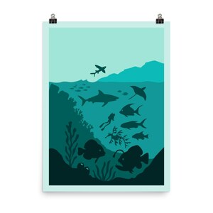 Könnte beinhalten: Ein Poster mit Ozean-Thema, das eine teal- und dunkelgrüne Illustration des Meereslebens zeigt. Silhouetten von Haien, Fischen, Stachelrochen und einem Taucher sind zu sehen. Das Kunstwerk umfasst Korallen und eine Silhouette eines Flugzeugs über dem Wasser.