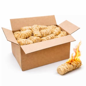 Könnte beinhalten: Ein Karton voller zylindrischer Feueranzünder. Ein Feueranzünder brennt mit hellen orangefarbenen und gelben Flammen. Die Feueranzünder bestehen aus eng gewickeltem, hellfarbigem Material, wahrscheinlich Holzspänen.