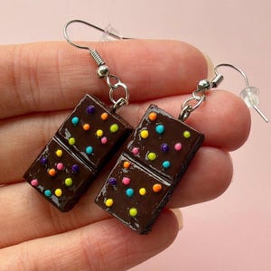 Cosmic Brownie Ohrringe | Polymer Clay Nostalgischer Dessert Schmuck | 2000er Snack inspiriert | Regenbogen Sprinkle Brownie Ohrringe | Süßes Essen