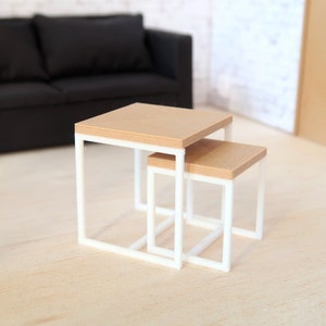 Moderne Miniatur Beistelltische für die Puppenstube, Maßstab 1:12, 2 Tische, Puppenhaus Dekoration