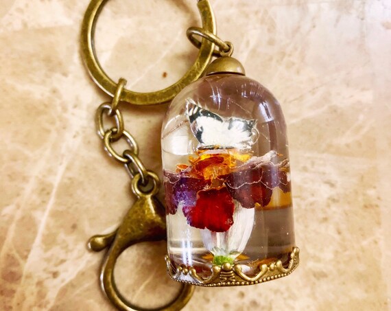 Flower and butterfly keychain, butterfly keychain, real flower keychain, beauty and beast keychain, vintage glass butterfly, dries flowers.