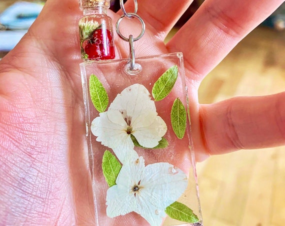 Resin flowers keychain, real flowers keychain, gift ideas, keychain for women Birthday gift, gift for girlfriend, give your lover some.