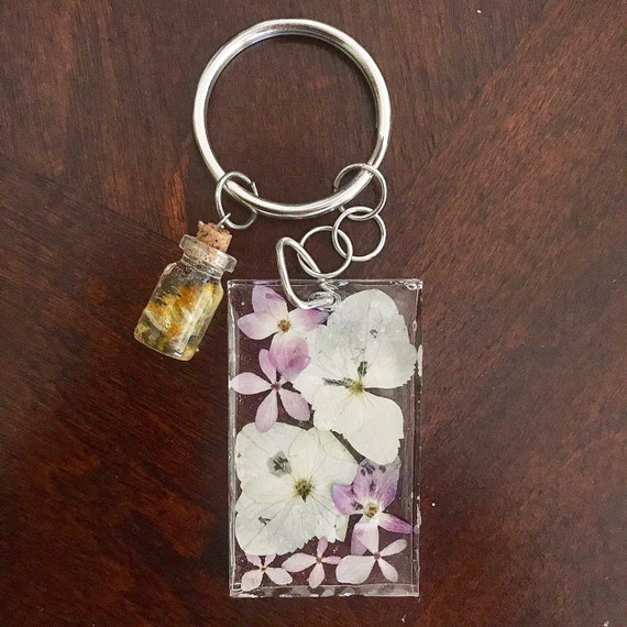 Beautiful keychain, keychain for women, resin keychain, flower keychain, keychain for girlfriend, gift for girlfriend, gift ideas .