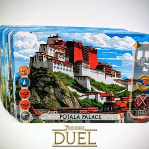 以下が含まれることがあります： 7 Wonders Duelの長方形のゲームカード。青い空の下、岩山の上に建つ白と赤の壁のポタラ宮が描かれています。カードの左側にはリソースアイコン、右側には3の勝利点、下部にはPotala Palaceというテキストが記載されています。