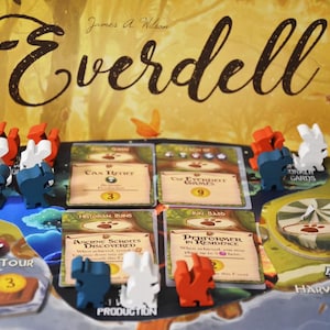 Puede incluir: El juego de mesa Everdell presenta un tablero colorido con varias cartas ilustradas, incluyendo Ancient Scrolls Discovered y Performer in Residence. Pequeñas figuras de animales de madera en rojo, blanco y azul están colocadas por el tablero.