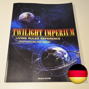 Pode incluir: Uma capa de livro preta e azul com o título "Twilight Imperium: Quarta Edição" e o subtítulo "Living Rules Reference: Prophecy of Kings". A capa apresenta uma cena espacial com um planeta, uma nave espacial e uma figura com um manto preto.