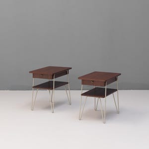 Peut inclure: Un plateau de service en bois fait à la main, avec une finition naturelle. De forme rectangulaire avec des coins arrondis et des bords surélevés, il possède deux poignées découpées. Le grain du bois est visible, ajoutant à son charme rustique. Mesure environ 30 cm x 20 cm.