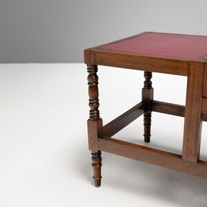 Puede incluir: Una mesa auxiliar de madera con tapa de cuero rojo. La mesa tiene patas torneadas y un caj&oacute;n. La mesa es de madera oscura y tiene un dise&ntilde;o cl&aacute;sico. La mesa mide aproximadamente 76 cm de largo.