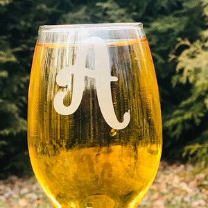 Glas etsat med en enda initial, personliga glas, specialanpassat monogram barbehör