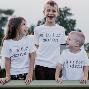 Nom personnalisé T-shirt bébé/enfants, vêtements biologiques, vêtements unisexes, cadeau de baby shower, neutre en matière de genre, chemise pour enfants, cadeau pour enfant, rentrée scolaire