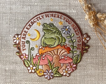 カエルとキノコの刺繍パッチ：あなたはまさにあなたがいるべき場所にいます - モチベーションを高めるアイロン接着アップリケ