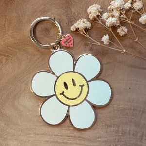 Smiley Daisy Enamel Keychain - Daisy Keychain - Bag Charm - Positivity Optimism & Good Vibes - Retro Flower Pins - Kidcore - Smiley Face