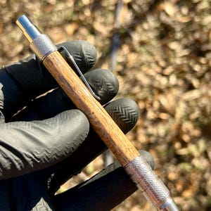 Caneta de clique feita à mão com carvalho da árvore no final da redenção de Shawshank.