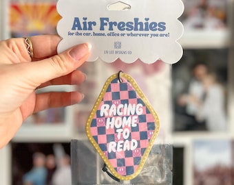 Ambientador "Running Home to Read" (Accesorio para coche con diseño de cuadros literarios/Regalo para amantes de la lectura)
