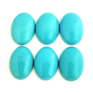Ein ovaler 100% natürlicher Dornröschen-Türkis-Cabochon 13x18mm