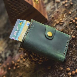 Porta Carte in Vera Pelle – Portafoglio Pop-Up con Meccanismo – Slim RFID – Regalo Elegante per Lui o Lei
