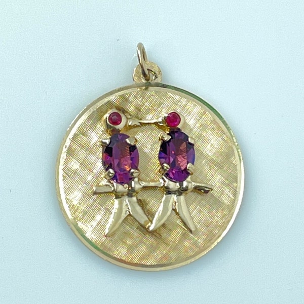 Vintage Estate 14k Yellow Gold Love Birds Doves Kissing Amethyst Ruby Purple Red Disc Charm Pendant for Necklace Bracelet 7175