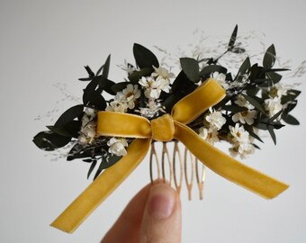Daisy and eucalyptus comb with bow