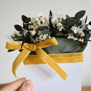 Zakboutonniere met madeliefje en eucalyptus en strik