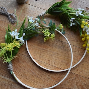 Cerchi floreali gialli, set di cerchi floreali, consegna a parete, decorazioni per la casa, decorazioni murali, decorazioni floreali, decorazioni floreali, fiori primaverili, fiori bianchi