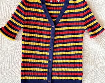 Suéter vintage de rayas rojas, azules y amarillas con cuello en V y botones