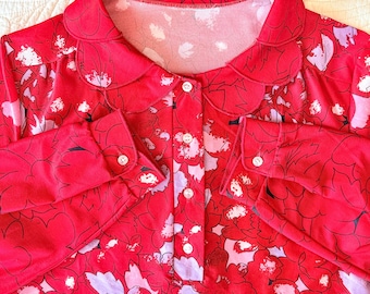 Blusa vintage de los años 70, de estilo caprichoso, roja, con estampado floral, cuello Peter Pan redondeado y festoneado, talla L.