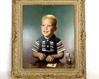Retrato de niño vintage de los años 50, coloreado a mano – Rareza de mediados de siglo con marco dorado ornamentado